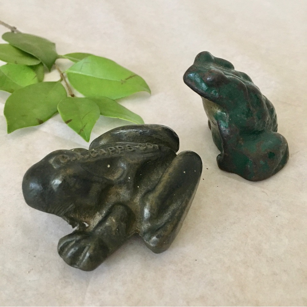 Vintage Frogs Cast Iron Paperweights Figurines | Set of 2